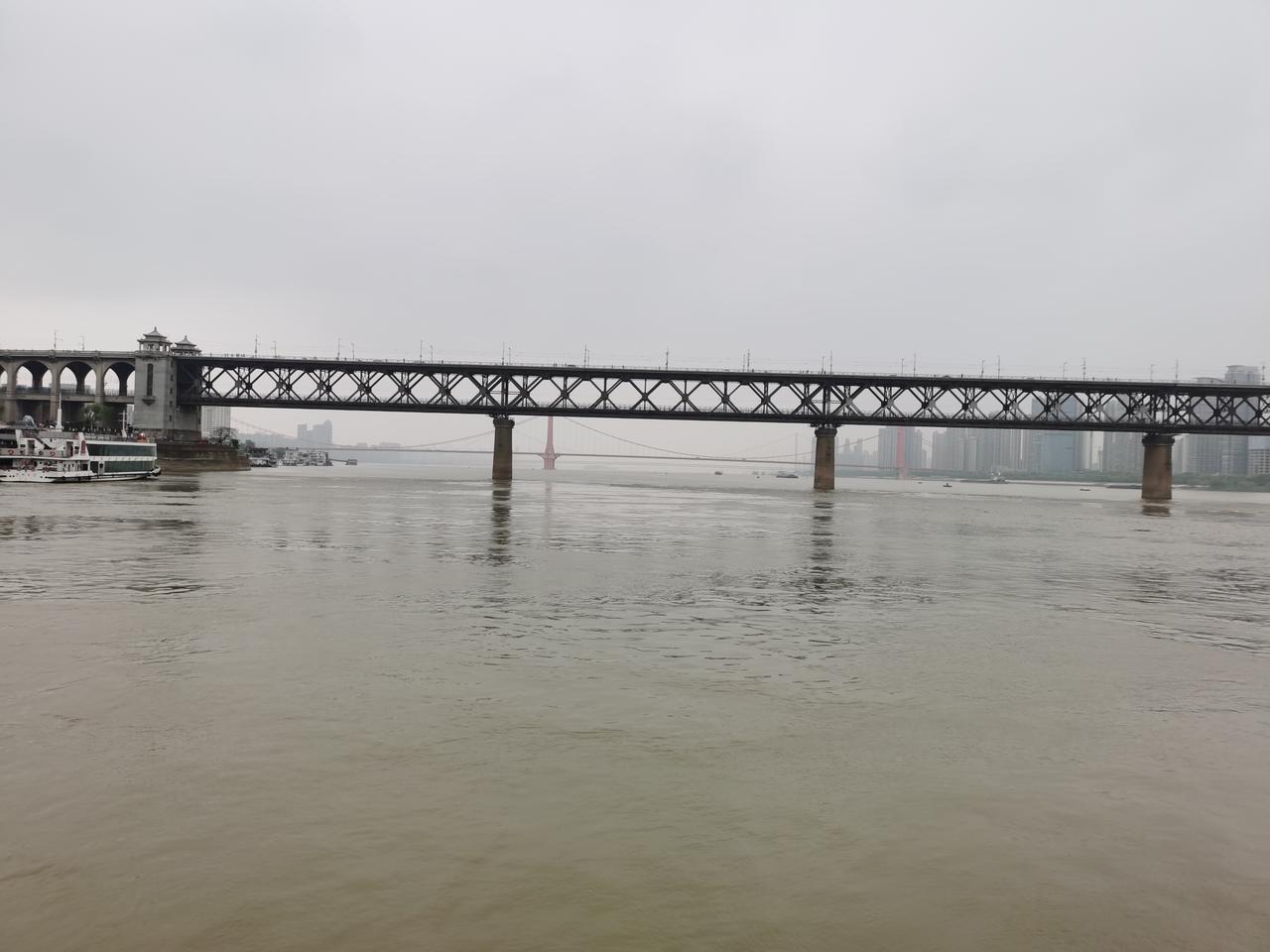 坐轮渡看武汉长江大桥，在龟山公园看武汉长江大桥，在睛川阁看武汉长江大桥。