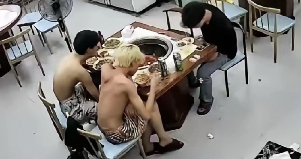 浙江省温州，三个小伙子在一起聚餐，一个多小时了，还没有结束。一会要个泡菜，一会要