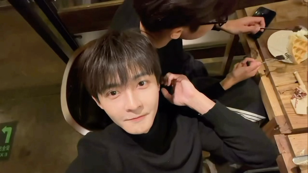 管栎闫睿豪太美味了管栎闫睿豪也太美味了吧！两位帅哥同框也太养眼了吧，你怎么知道我