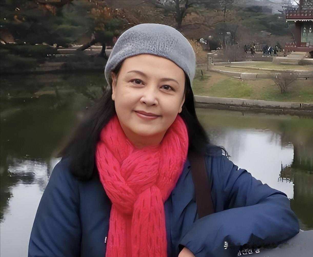 这位戴着帽子，穿深蓝外套的女演员年轻的时候和刘晓庆张瑜是一个时期的演员，那时候她