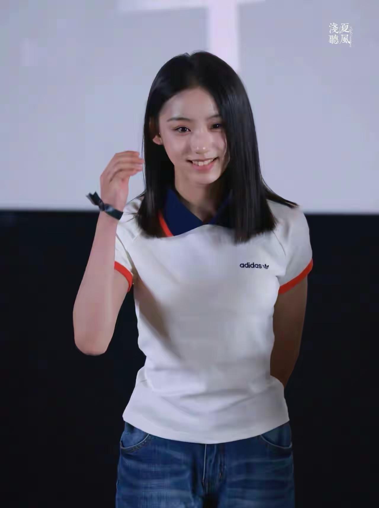 确定她只有12岁？

很多人说刘亦菲那个时候也看不出来，但是很明显她俩气质完全不