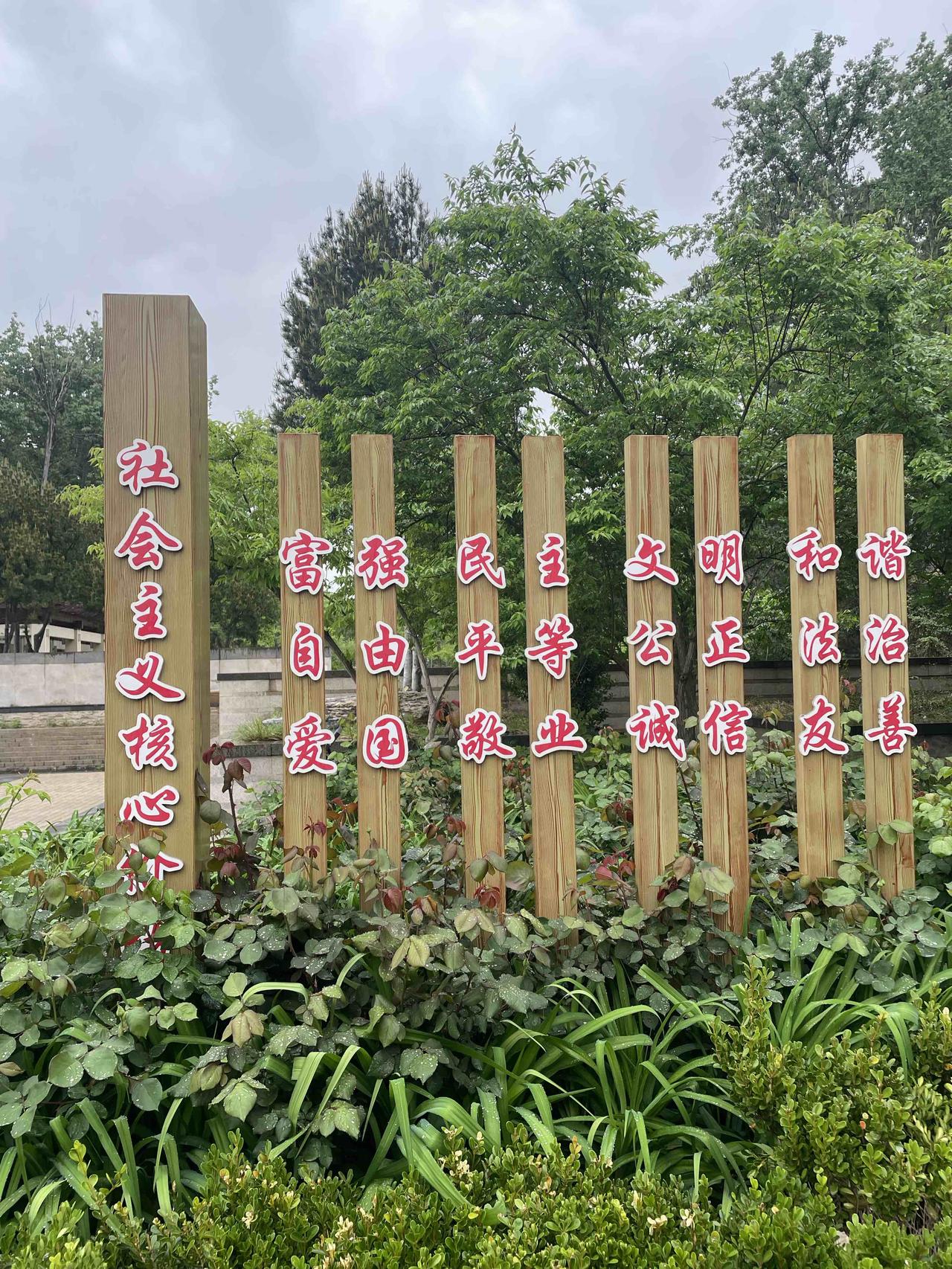 罪与错的标准是什么?罪与错的标准是法律。
    “法不能向不法让步”。既然案子