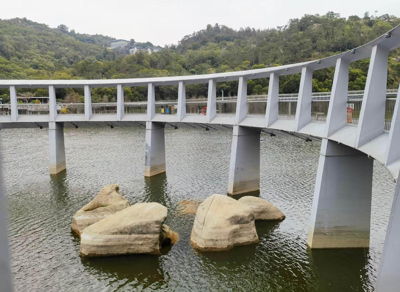 无需门票，可以在任何机位拍出不同的照片，是休闲散步或度周末的好去处。旁边紧邻东山