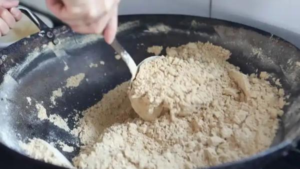 这类“小众奶”乱象本质上是利用信息不对称进行的欺诈性营销。尚女士购买的“驼奶粉”