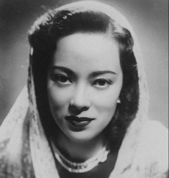 1945年，女汉奸李香兰将被执行枪决，谁料，临刑前她突然解开胸口扣子，从胸前掏出