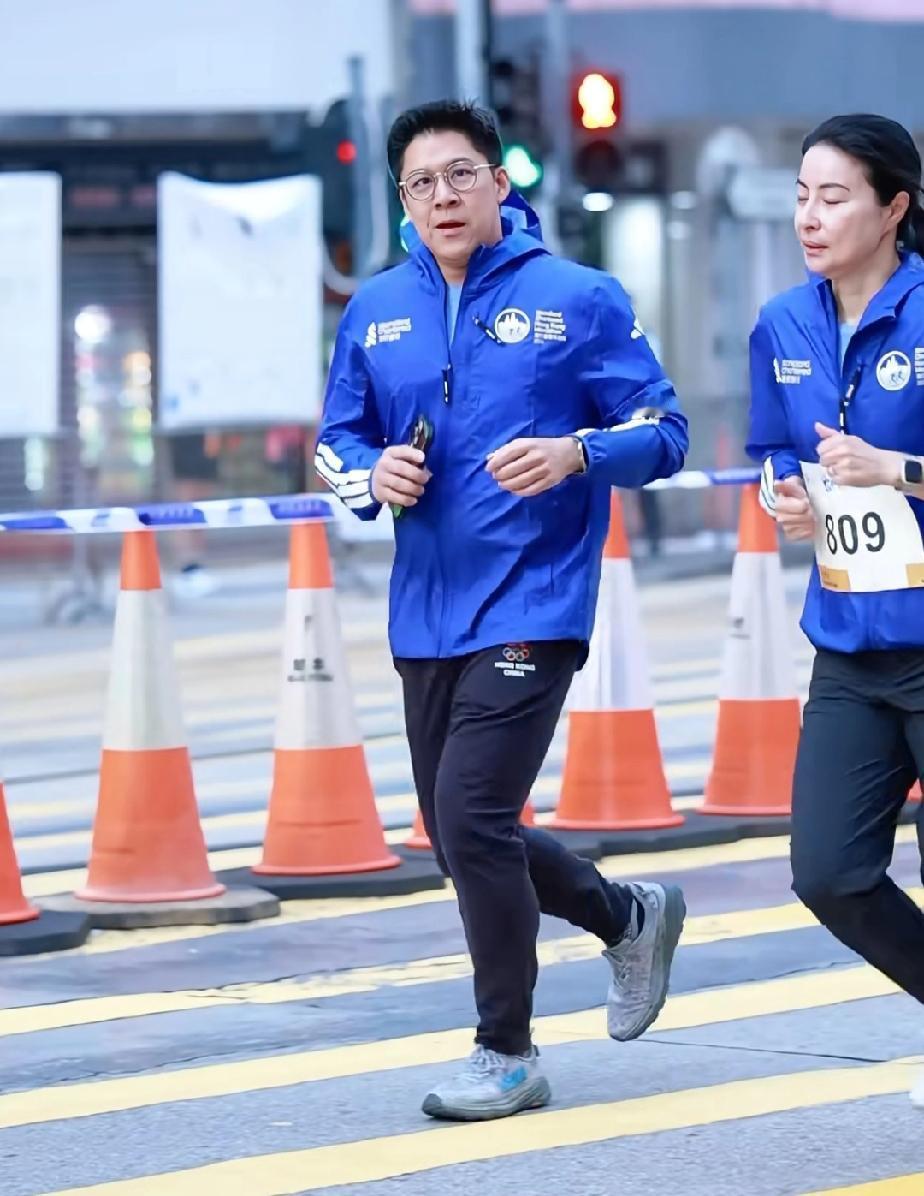 近日，有网友在香港马拉松现场拍到了郭晶晶和霍启刚夫妇的身影，两人穿着蓝色运动服并