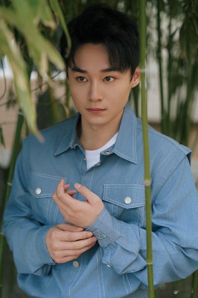 《老舅》，最让我觉得“挖到宝”的，其实是演二胖的刘奕铁。他不像郭京飞那样自带搞笑