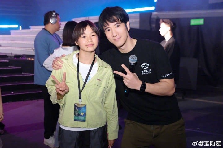 #王力宏晒与全红婵合影#哇哇哇！王力宏全红婵合影比耶啦 ​​​