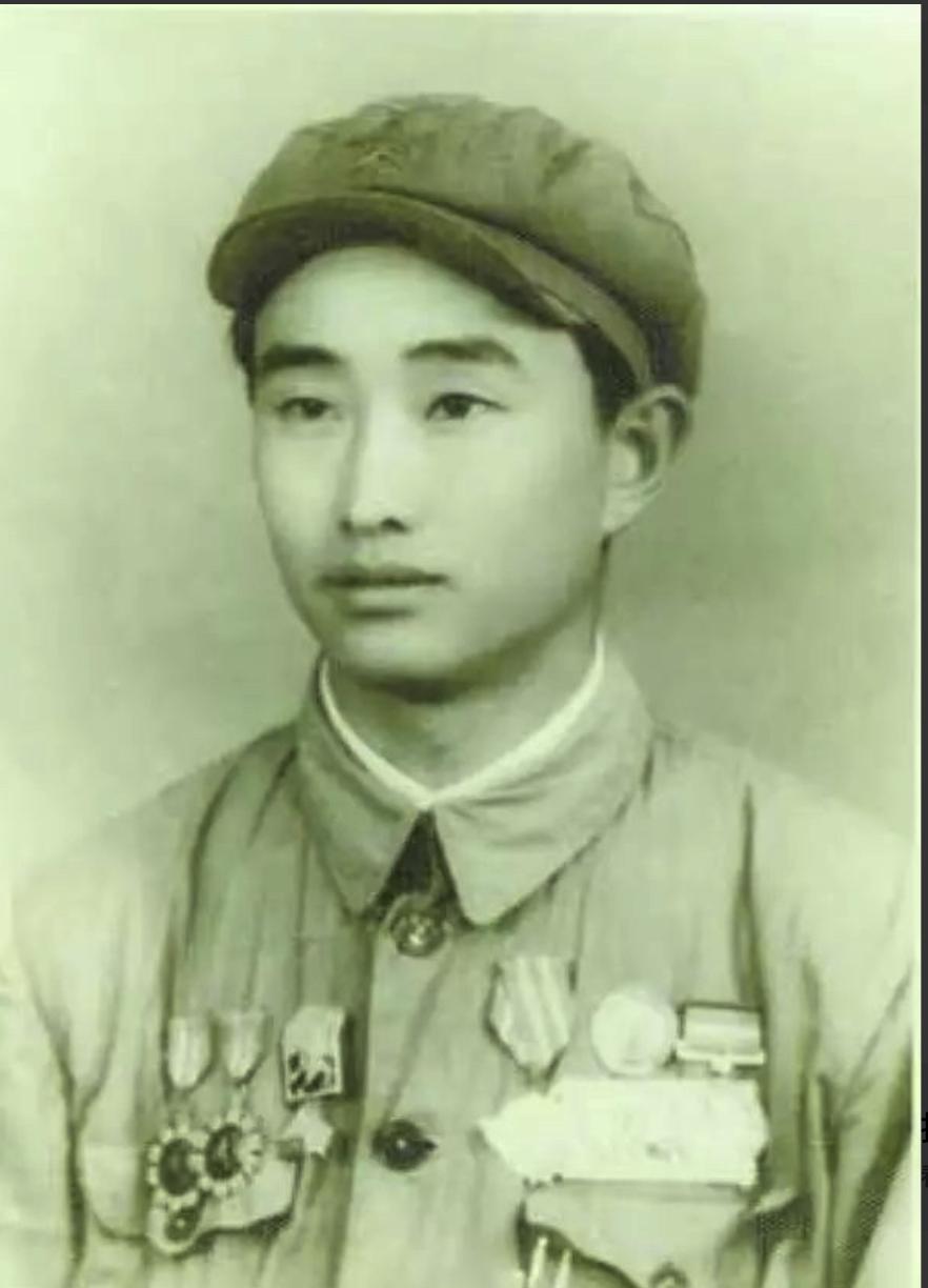 1943年，八路军正吃早饭，日军4架飞机低空俯冲，小战士忍不住开了一枪，谁知竟打