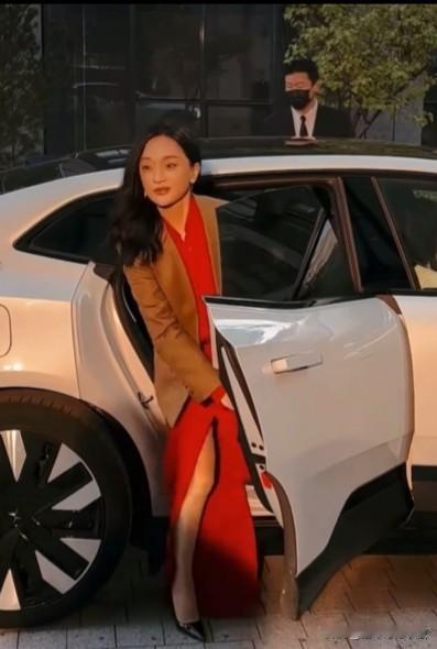 一袭红裙的周迅下豪车的身影太漂亮了！娇小玲珑的周迅也可以如此大方美丽，一头乌黑秀