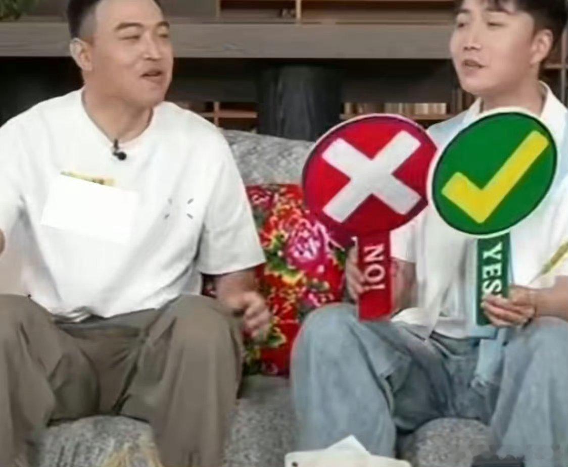 冯潇霆偷瞄东北超被当场抓包休闲直播时刻趣味不断，冯潇霆思绪早已飞到赛场之上，目光