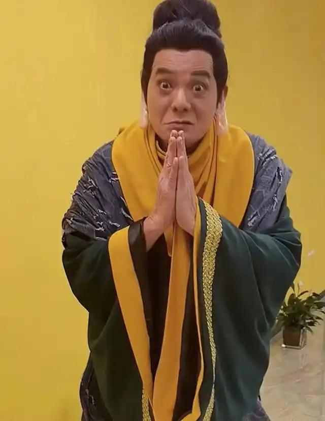 71岁演员李国麟开启直播，一场直播点赞破千万，李国麟惊讶双手合十：谢谢大家，再陪