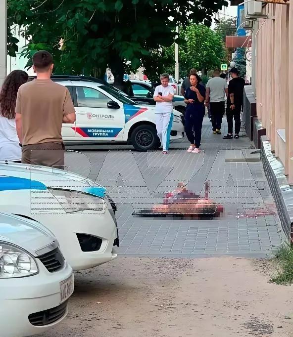 人狠话不多！俄罗斯一士兵发现妻子出轨联邦法官，他潜伏起来枪杀法官，把死者生殖器割