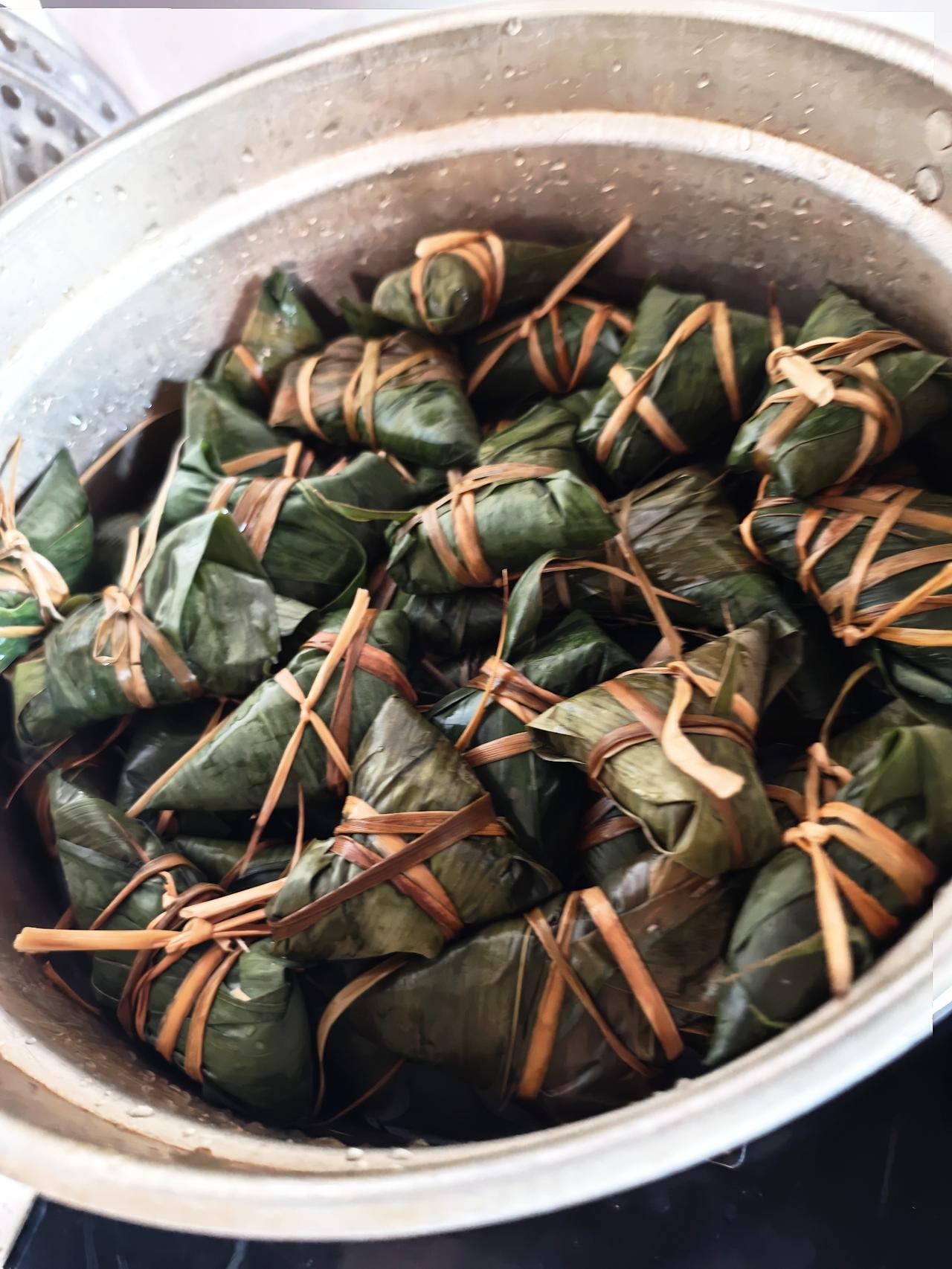 粽子已包好，就等着明天早晨煮熟品尝了。茶叶蛋则会在明早现煮。

端午佳节，包粽子