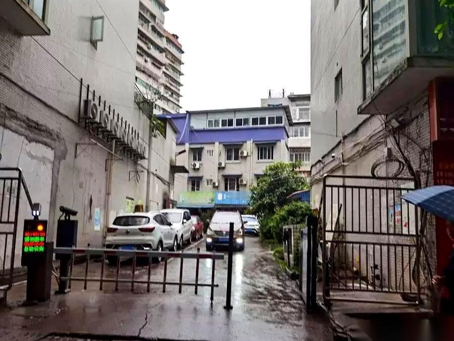 四川自贡自流井区，南苑街学府丽景小区。一套190多平米的顶层复式房，第三次被推上