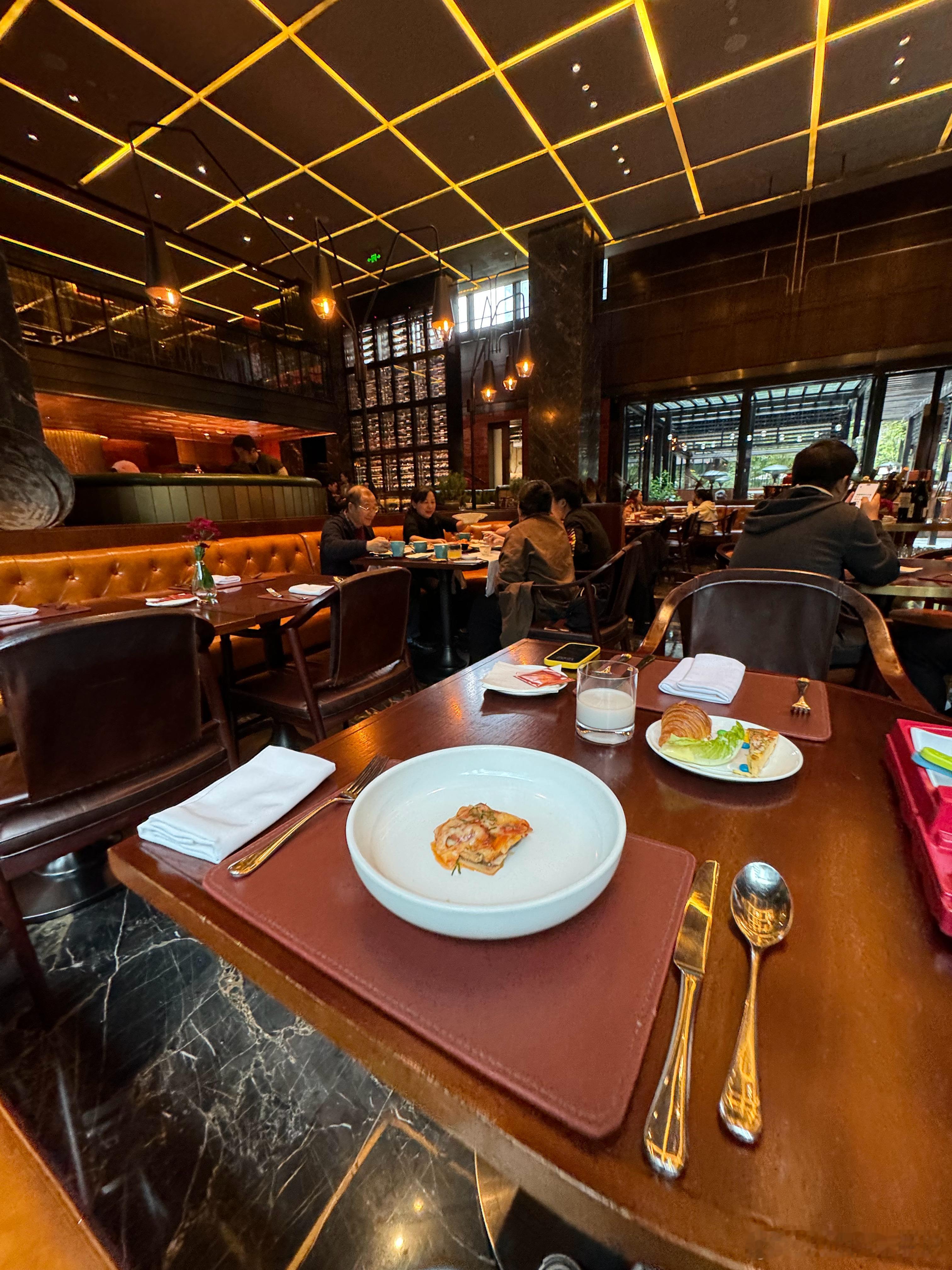 很多很多年很多年没来这个餐厅了。当年有个哥中午11点打电话叫我来这吃午饭，他说绝