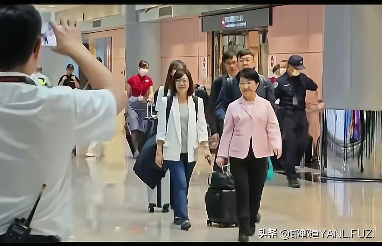 从家庭背景看，卢秀燕的姿态还真不意外。
这次访美，那个亲民的“妈妈市长”不见了。