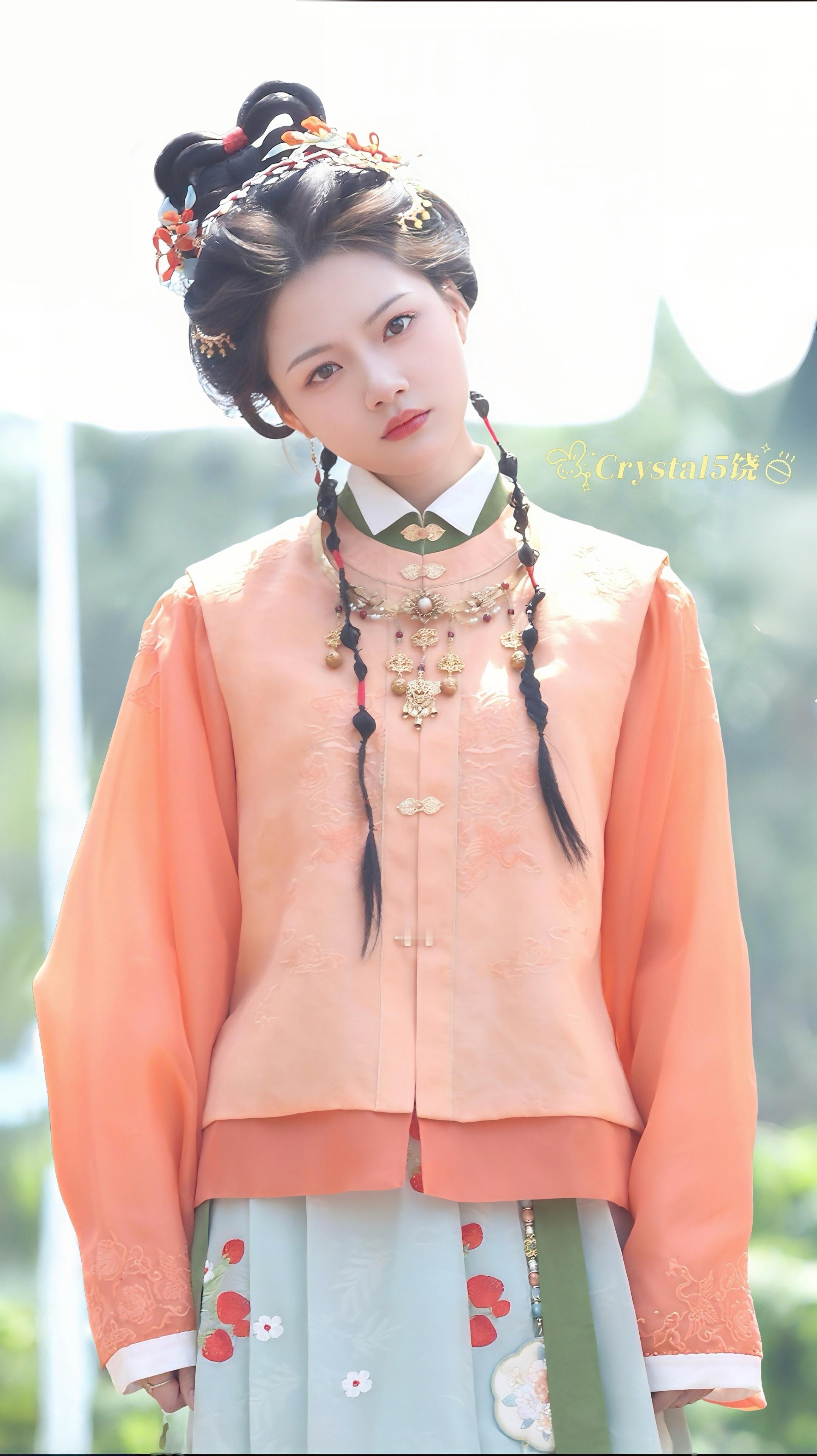 快帮帮我🚑，我被这个叫顾锦朝的小女孩可爱到了，动弹不了 ……Cr:任敏良陈美锦