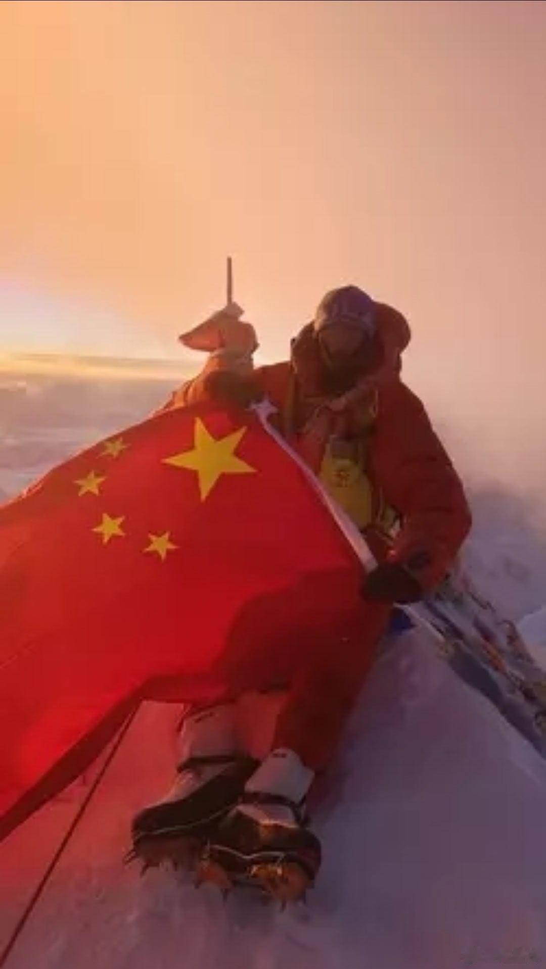 未成年人适合登珠峰吗17岁少年登二代谈登顶珠峰  同样是00后，同样是15岁的年