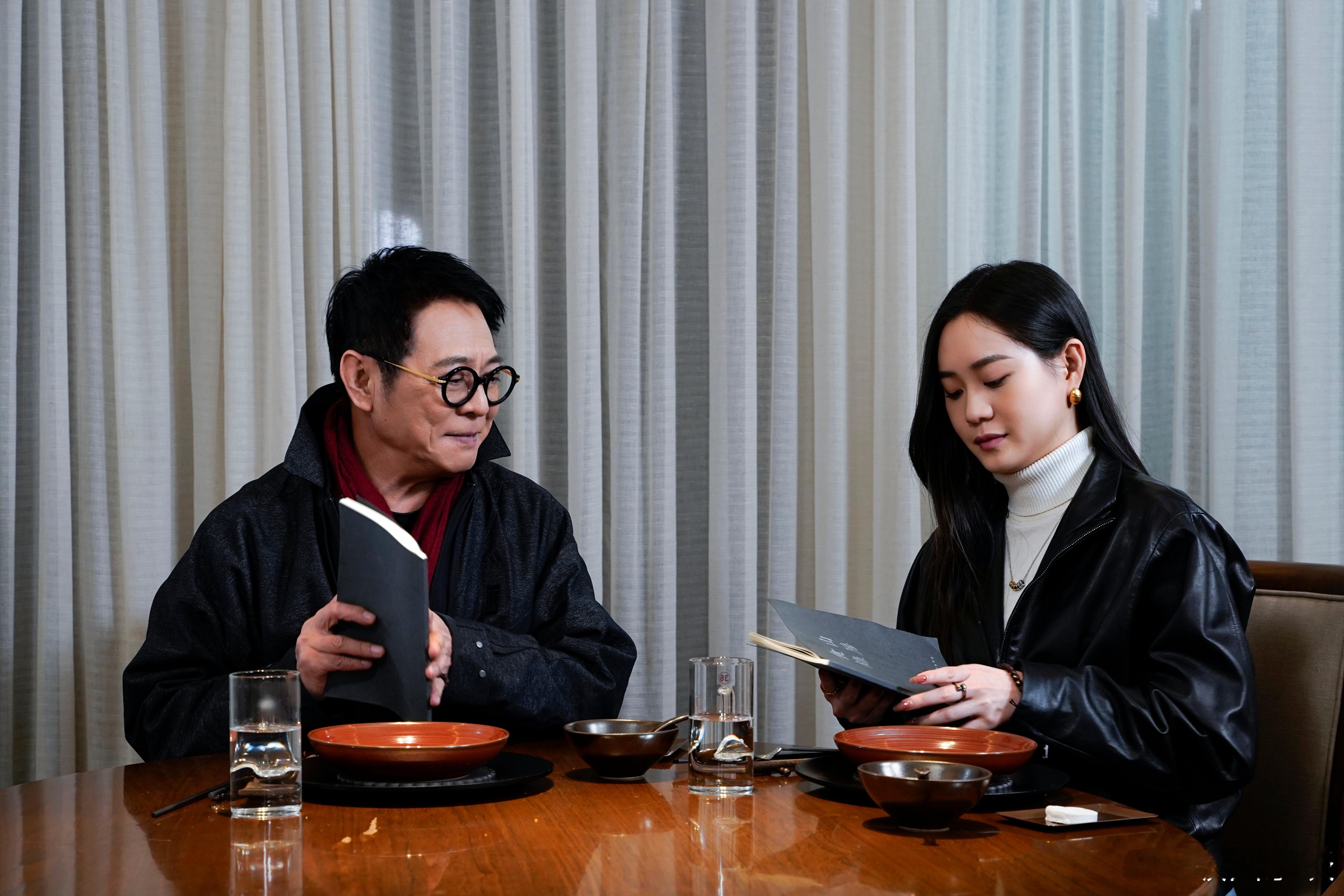 李连杰和小女儿同框好暖 当李连杰把目光投向小女儿，所有的气场都化为了温柔。所谓英