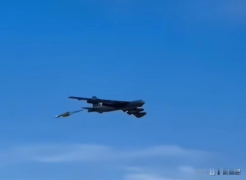 网上不少大佬都在报美国B52被锁定，降落伞都放出来了，不知道真假，多半是真的。