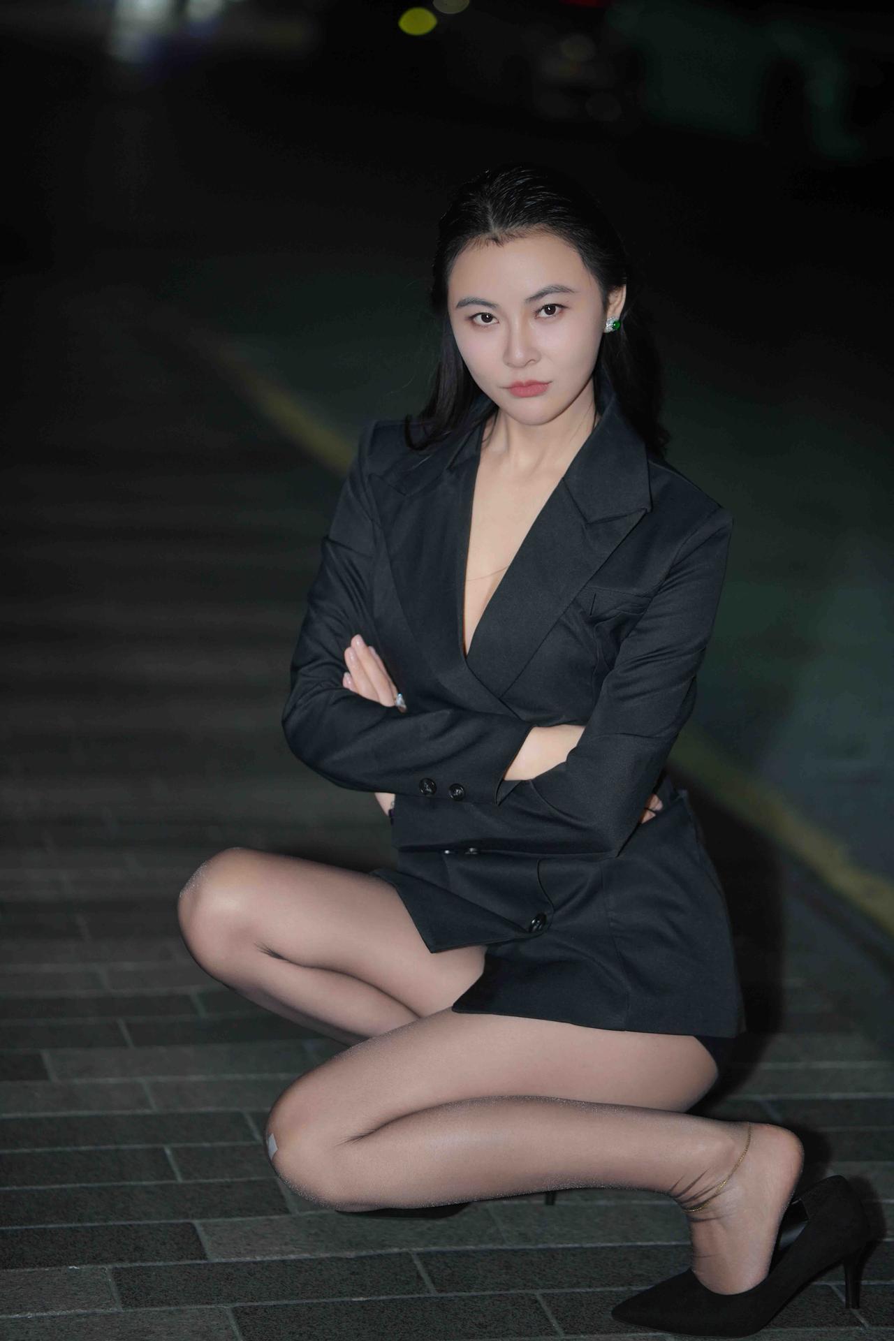 环球小姐. 吴丹. 男人装酷吗