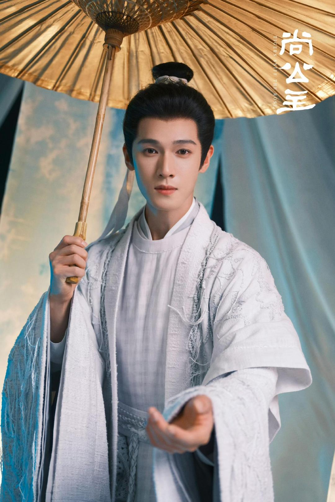 李昀锐言尚抹血那一下 反复回看这段抹血戏份，李昀锐眼神戏细腻到极致，隐忍苦楚全藏