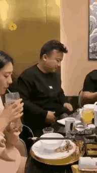 这“孔雀开屏”可真是有不一样的故事啊。潇灑小伙脱衣掀假发这事儿，估计当时他尴尬得