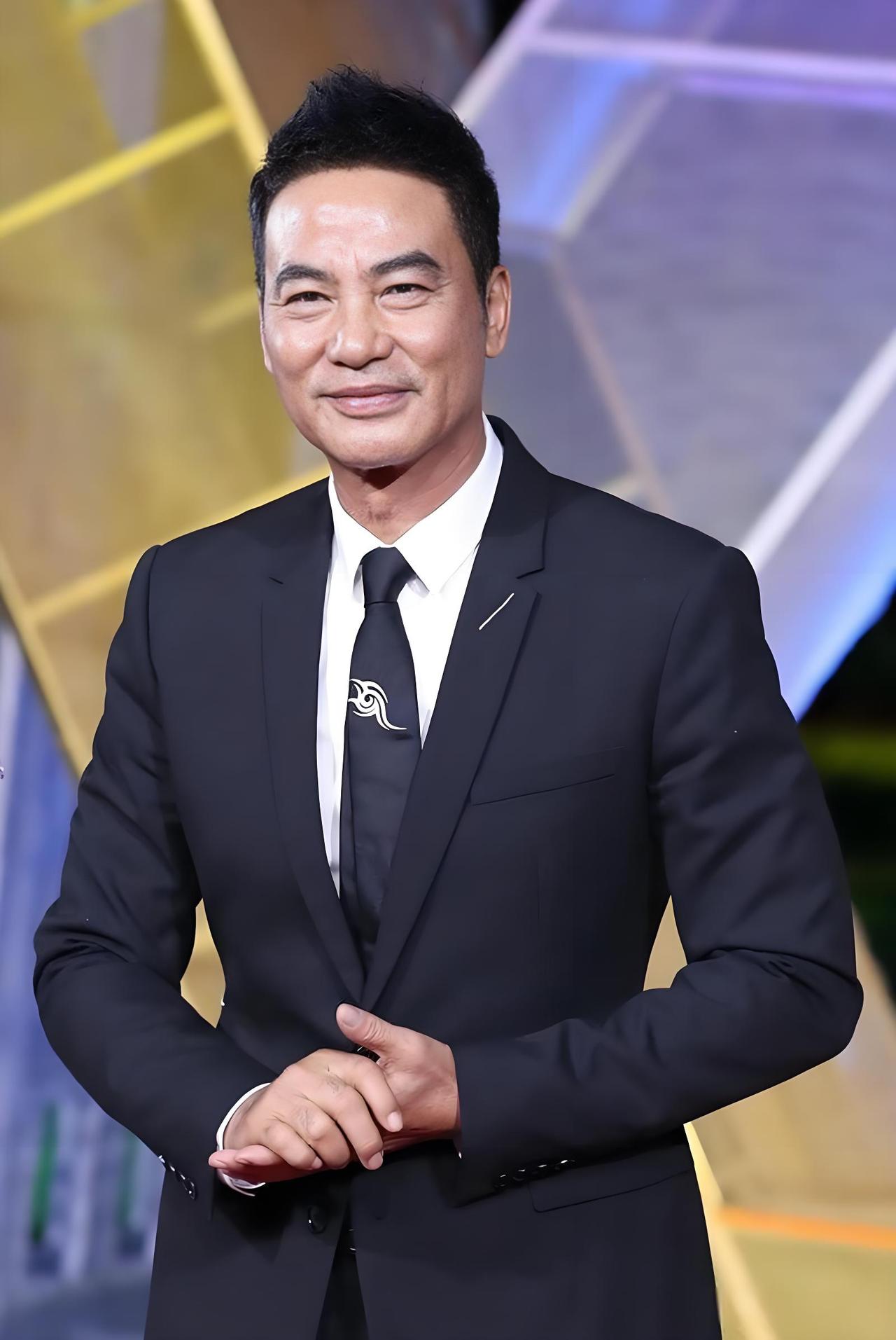 任达华荧幕上常演江湖大佬、冷血杀手，谁能想到他曾打定主意丁克，和妻子琦琦潇洒游历