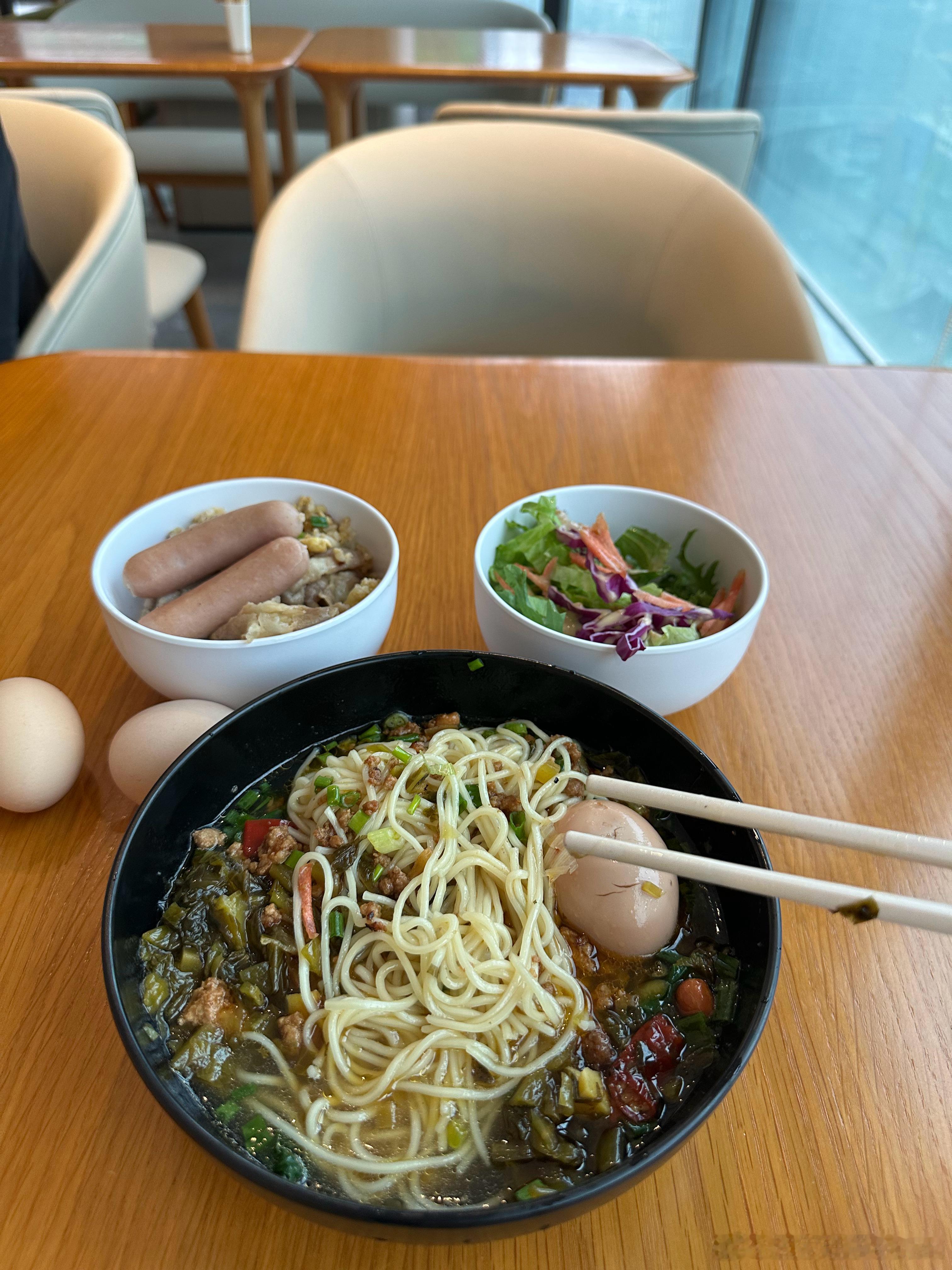 吃完早餐，就出发了。不得不说，全季的早餐小面还是一如既往好吃。 重庆·重庆西站