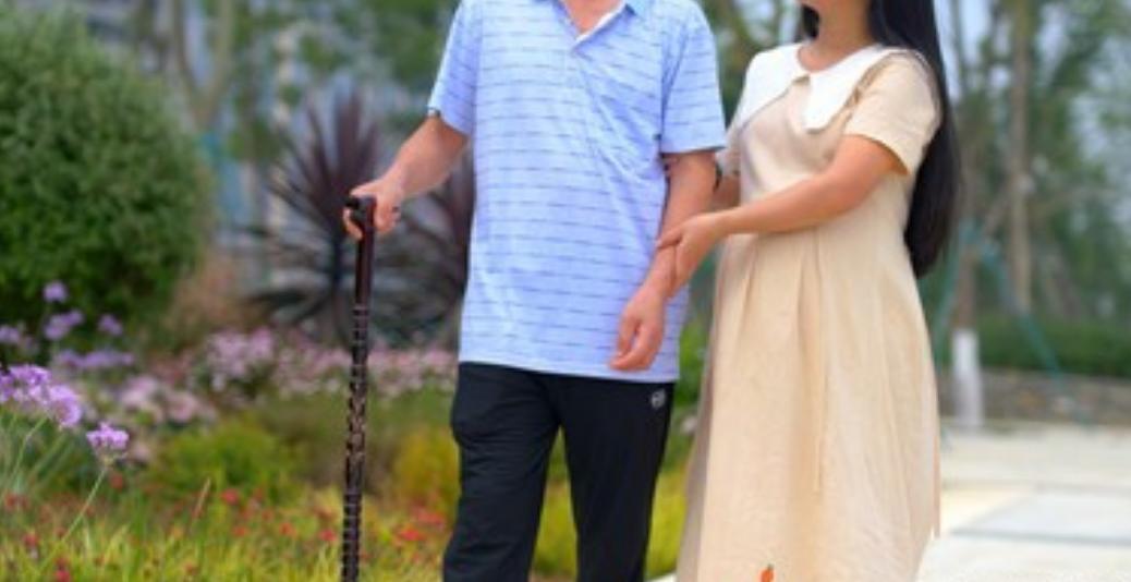 山东一从小被继父养大的女子，出嫁后继父因病失去劳动能力，步行到她家门口只求暂住。