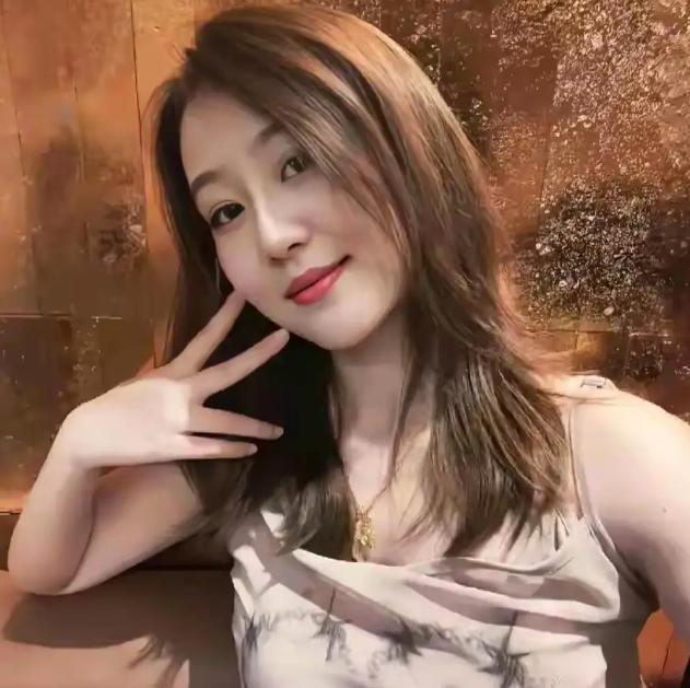 我实在不理解我老婆，她才34岁，就活成了这样。

不跟任何人打交道，手机常年静音