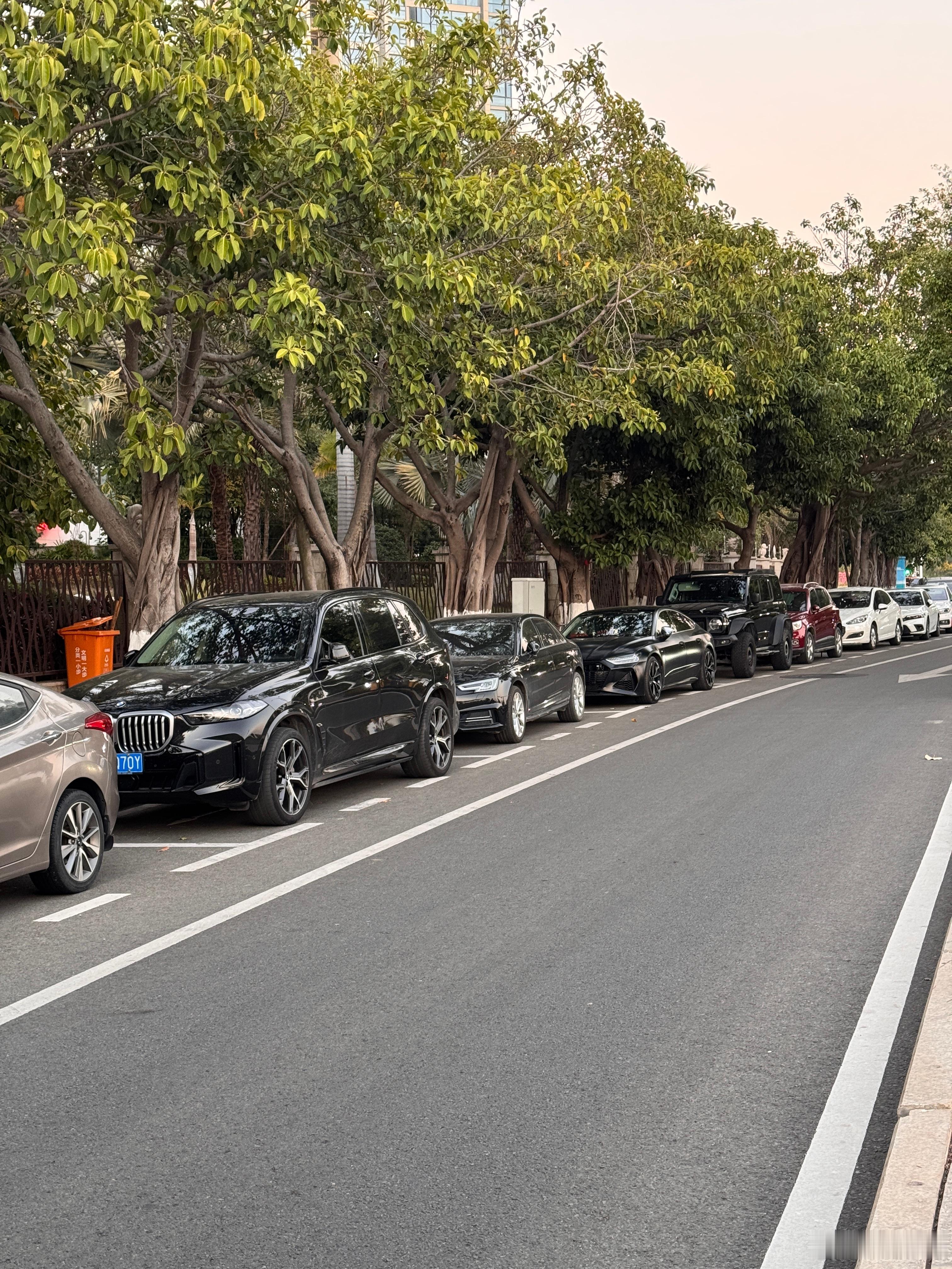 关于路边划线收费的问题，我一直不太理解。如果划线收费具备一定正当性与合理性，那这