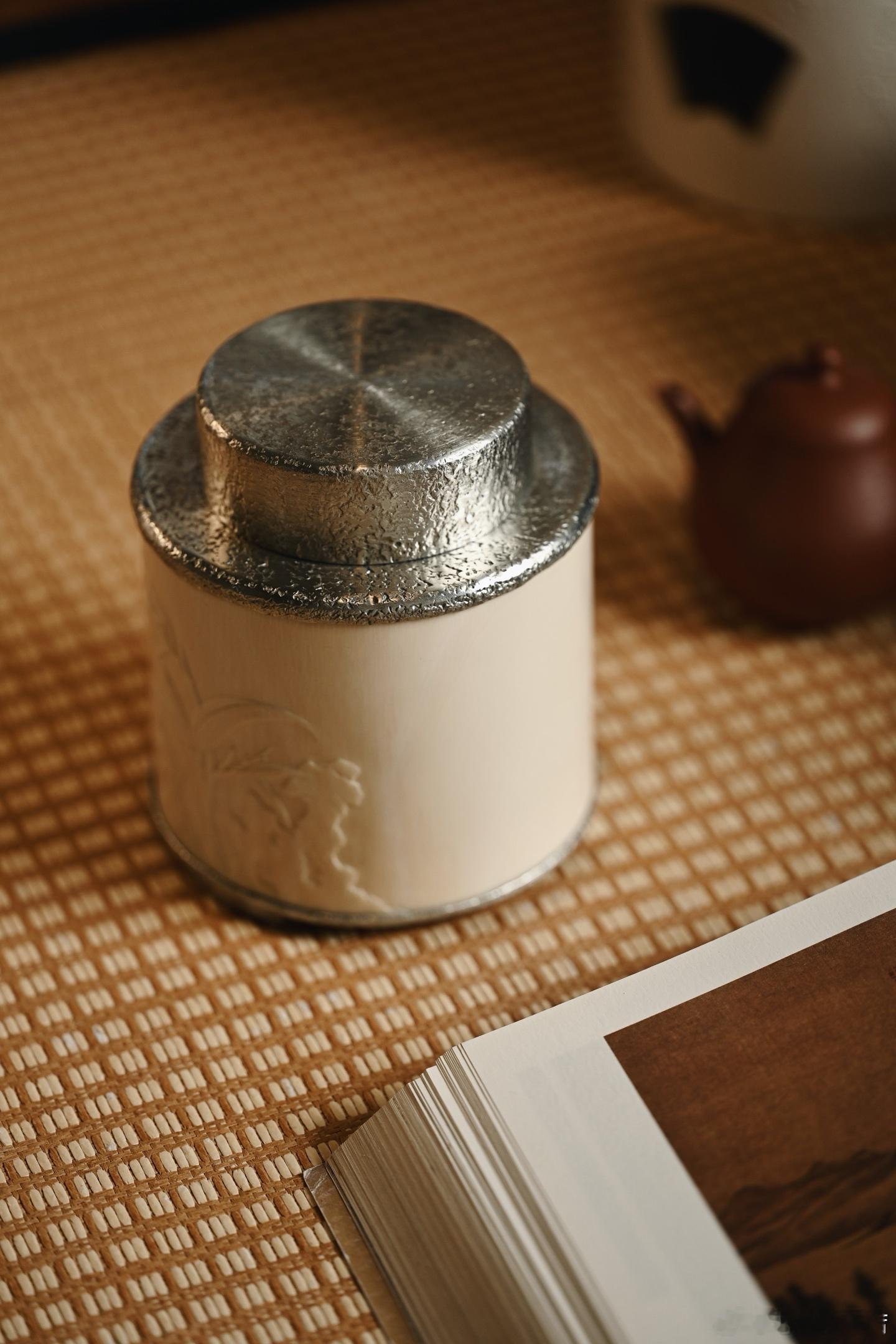 猛犸x锡“竹石”茶叶罐择选好料，器型端庄圆润，外壁浅浮雕竹石图景，翠竹舒展，秀石