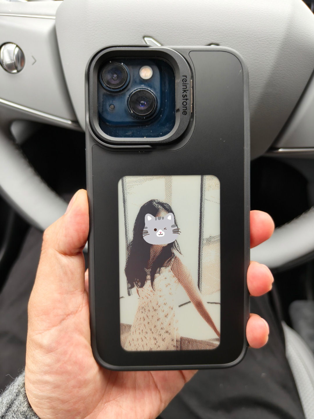 你们觉得这种背面带电子墨水屏可以换图片的手机壳有没有市场？两百多块钱一个。我觉得