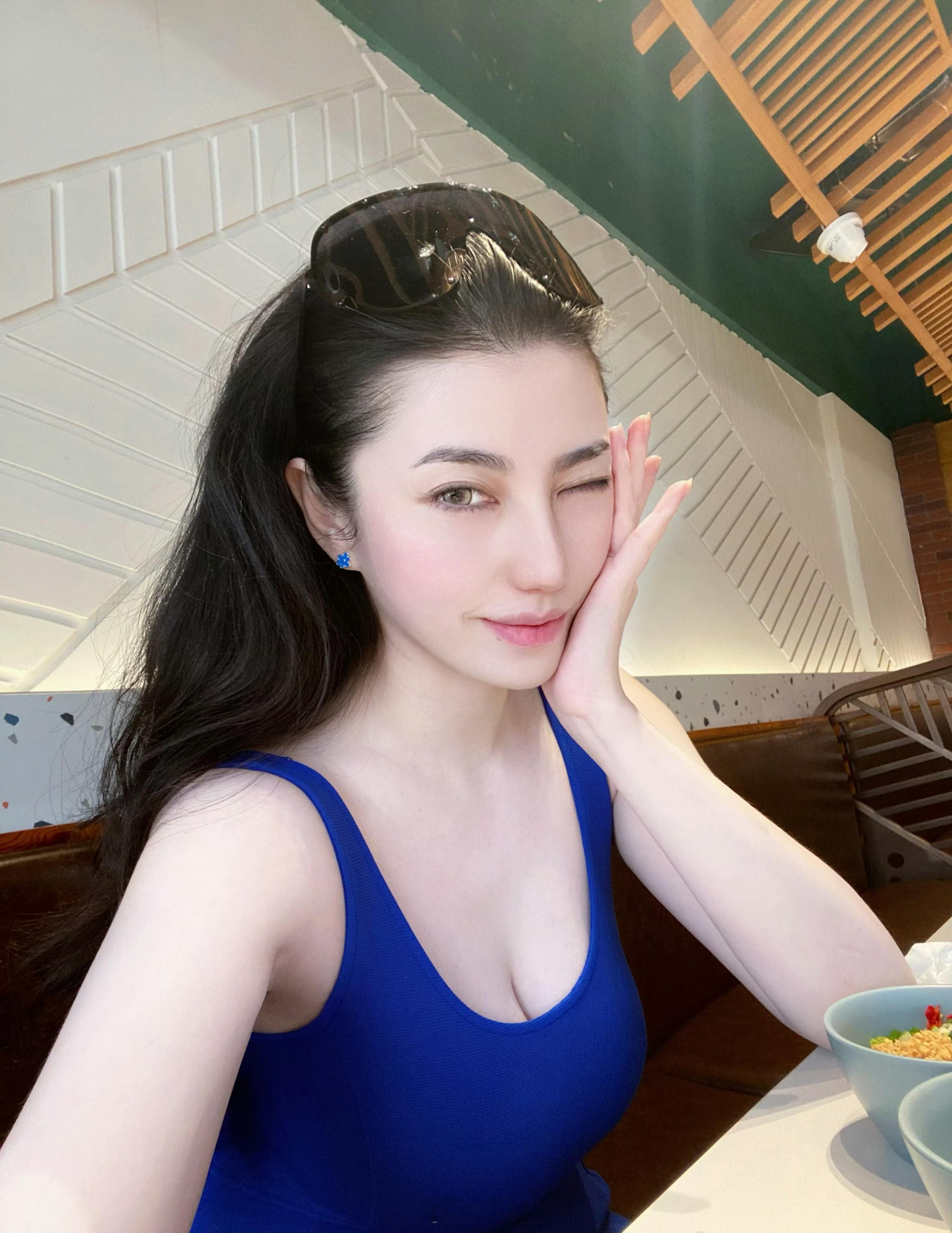 一蓝到底的小姐姐 ​​​