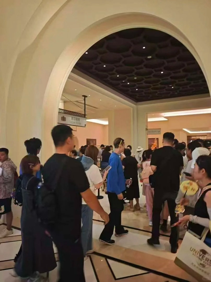 环球影城偶遇陈伟霆曾舜晞梦幻线下相遇达成！追《九门》正上头，偶遇两位主演同逛环球