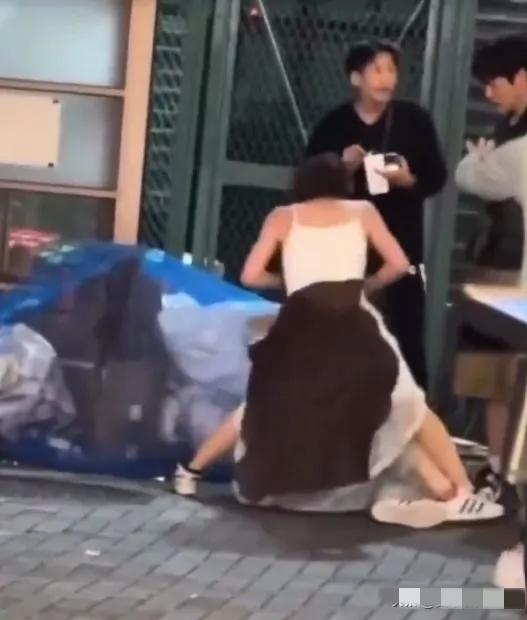 事发日本，
昨天，在游客熙熙攘攘的日本大阪道顿堀，
一场韩日斗殴的修罗场在上演，