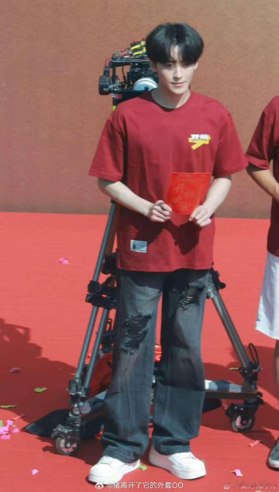 电影开端选角何洛洛何洛洛毕业后第一部电影 哇塞，毕业后的第1部电影就已经开机了呀