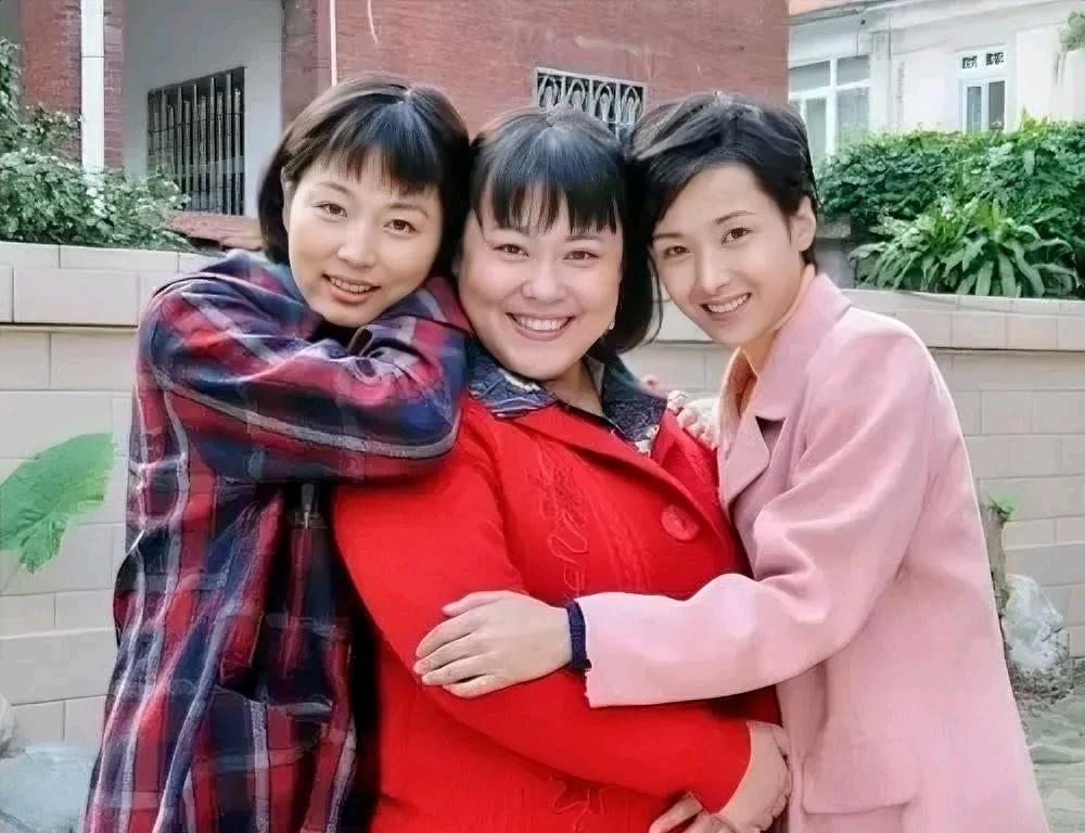 三位演员合影，中间的是李菁菁，左右两边的美女，眼熟就不知道叫啥名？