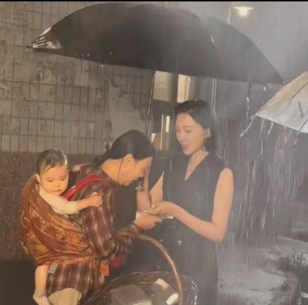 深夜片场瓢泼大雨，婴儿被淋得撕心裂肺，背娃的女演员却举着伞纹丝不动？短剧演员回应