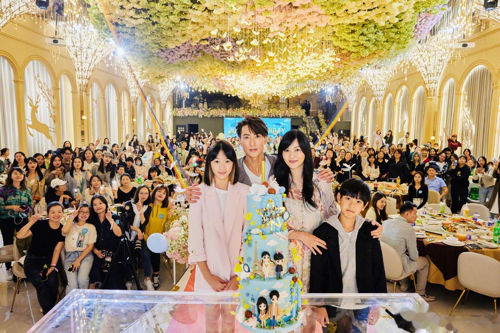 #吴尊全家合照##吴尊一家四口共用两张脸# 吴尊一家四口共用两张脸，小朋友们都长