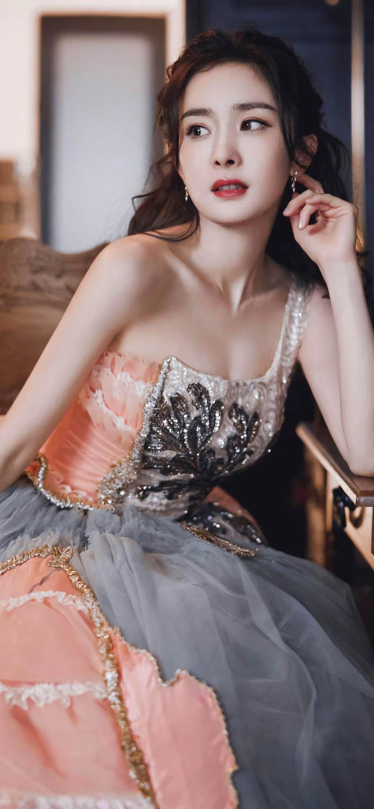 美女壁纸～杨幂，一袭粉灰撞色的高定礼裙，是揉碎了晚霞与晨雾的浪漫。慵懒卷发衬着暖