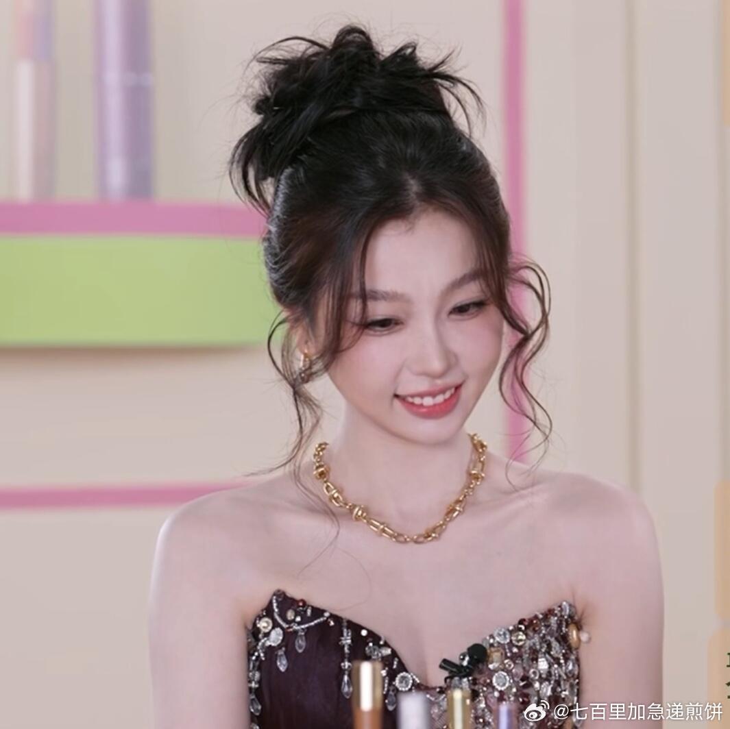 虞书欣今晚直播造型，很可爱一个萌女孩 ​​​