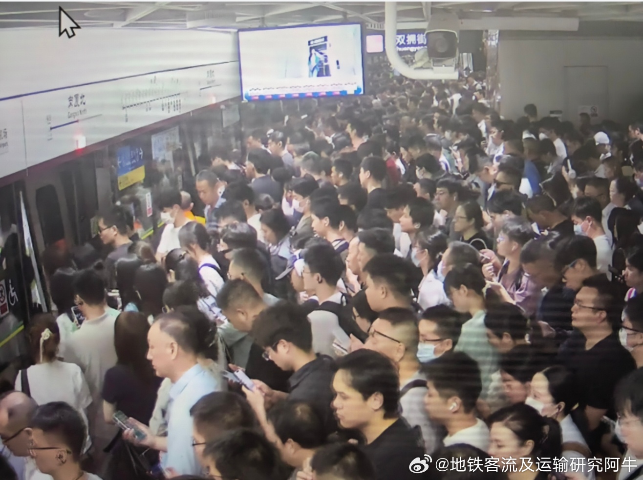 深圳地铁 网友: 2026-09-14（周一）早高峰，8:20深圳地铁岗厦北站，
