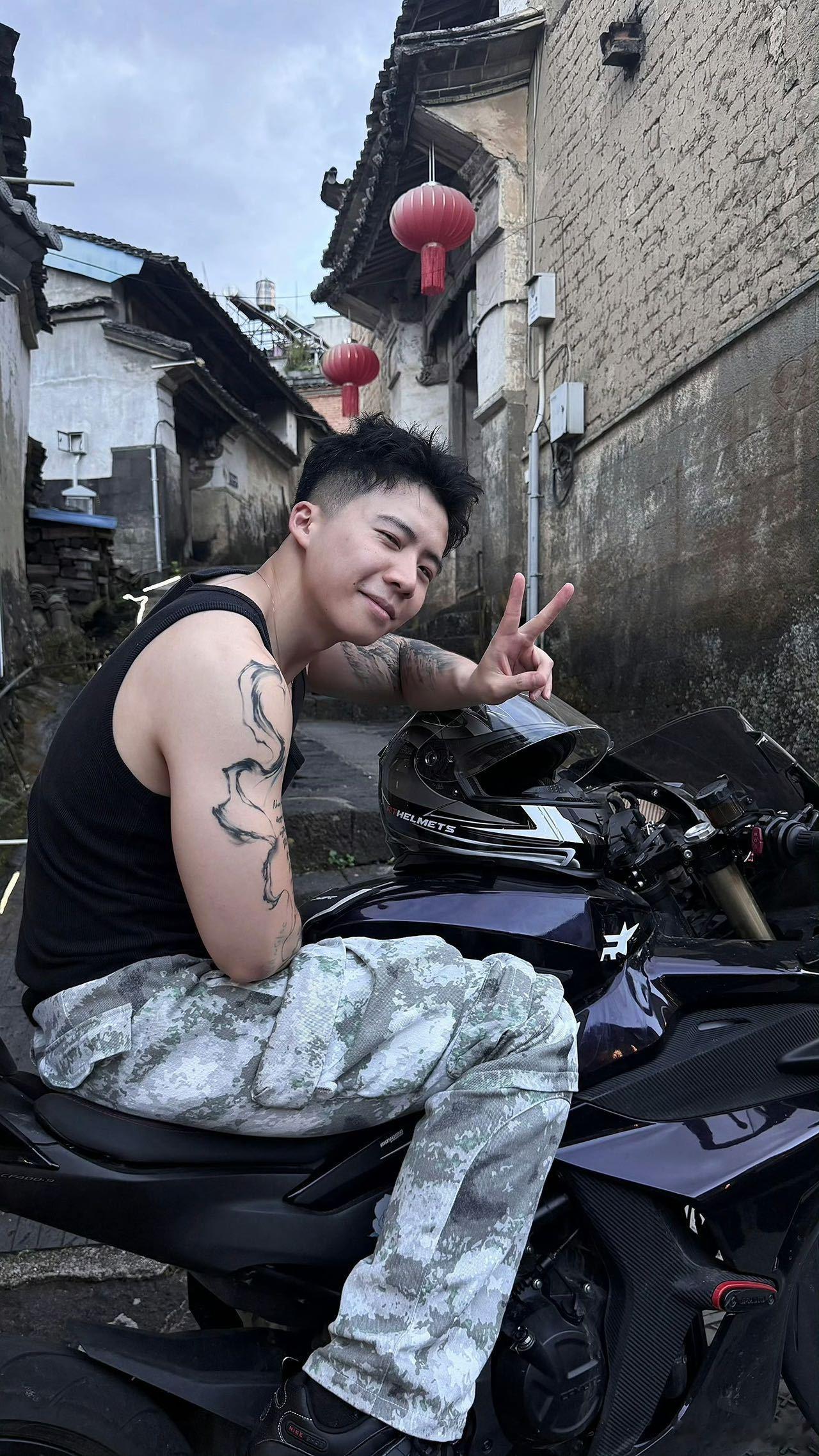 恋综男嘉宾一句话让女嘉宾下头 看两位嘉宾的互动，能感受到真诚的可贵，不刻意迎合对