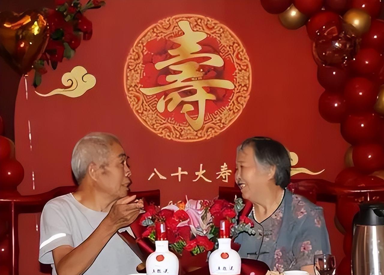 - 75岁如何经营两性关系？ 65 - 75岁经营两性关系，可是门学问。这时候，