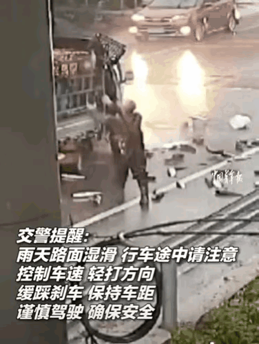 本来就剩最后一劫，没想到半路还加一劫！近日，湖南邵阳突下大雨，一男子驾车高速行驶
