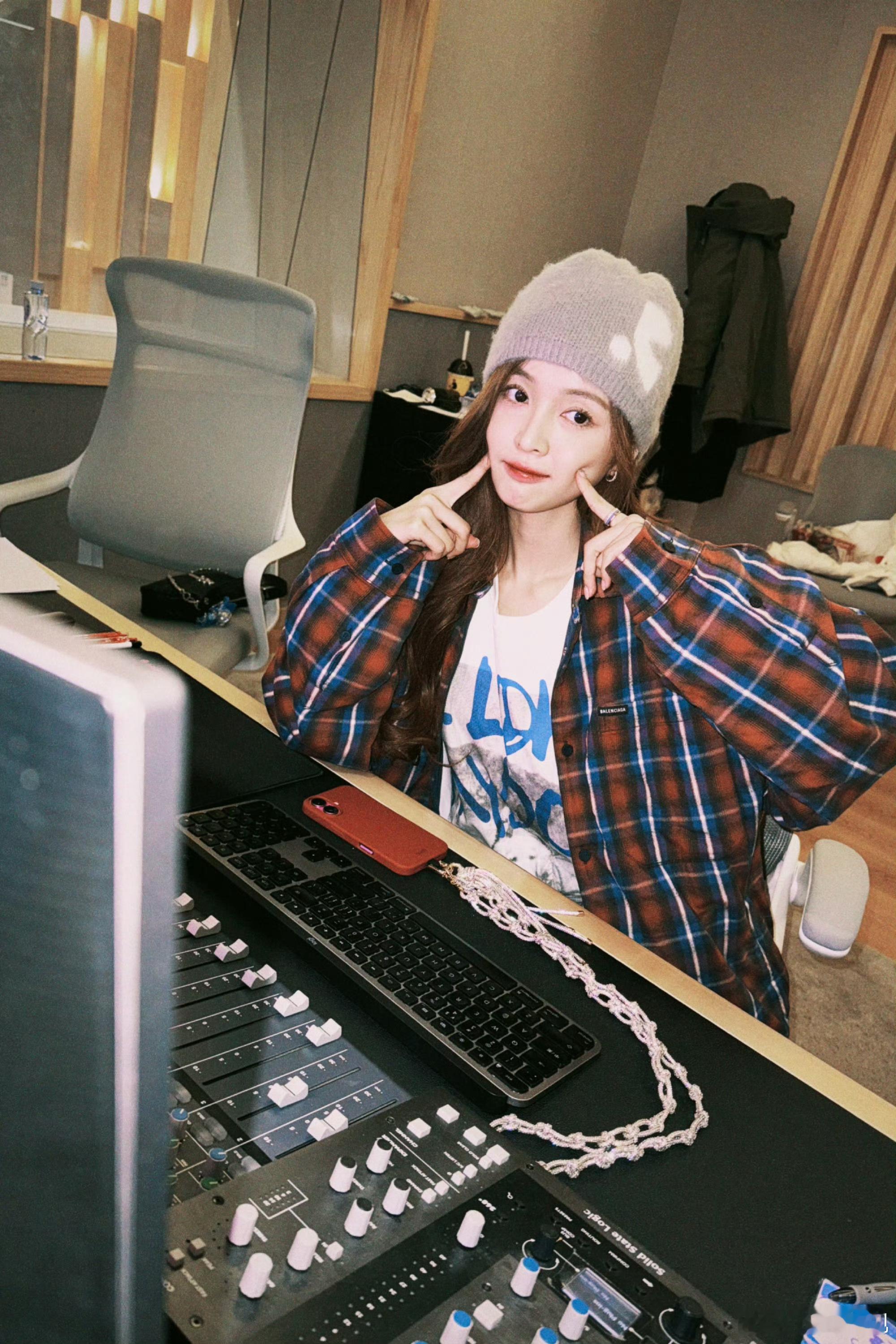 今天是个安静的美女子！吴宣仪录音日常啊！每一个认真工作的女孩子都是最美的呀！ 