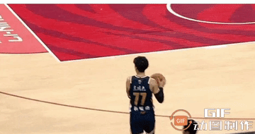 广东对阵江苏第二节比赛，徐杰对陶彦儒的这个超出篮球范畴的防守动作很容易给对手造成